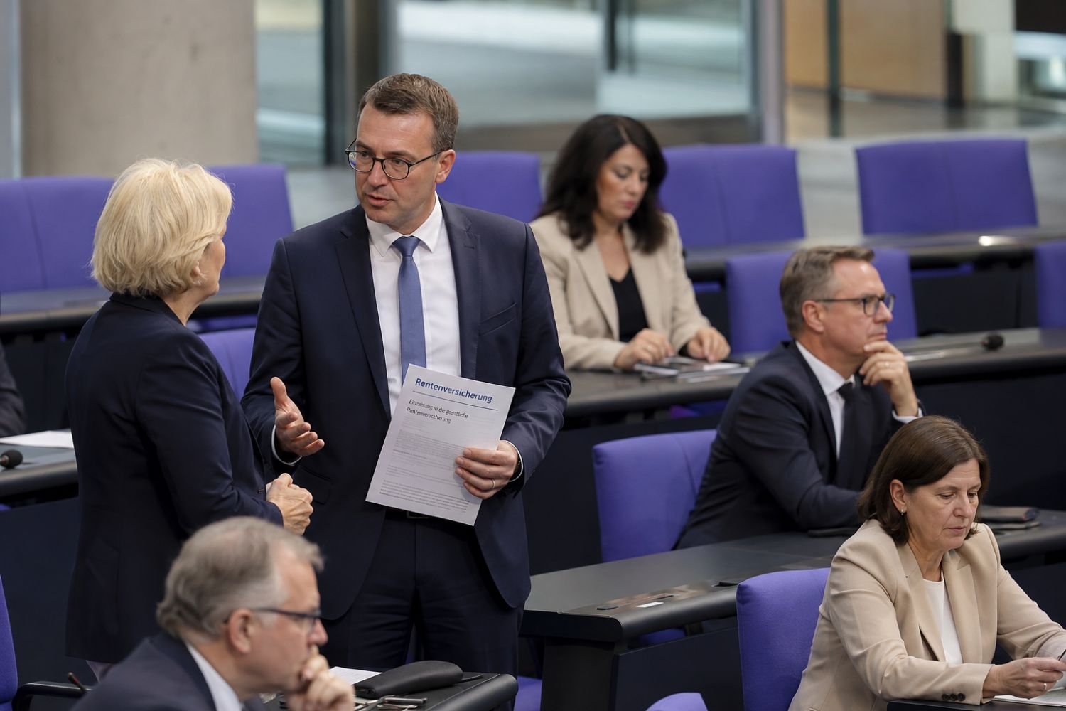 Symbolbild, wie sich Abgeordnete im Bundestag über Einzahlung in Rentenversicherung unterhalten