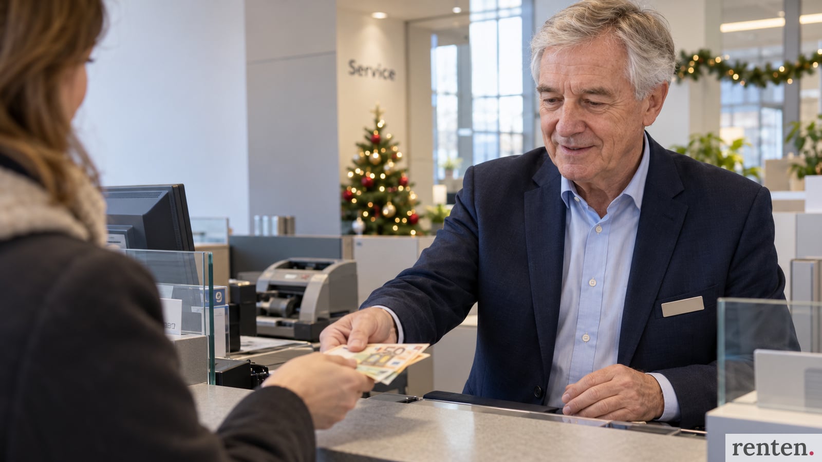 Älterer Bankmitarbeiter nimmt in weihnachtlich geschmückter Bank eine Bareinzahlung entgegen