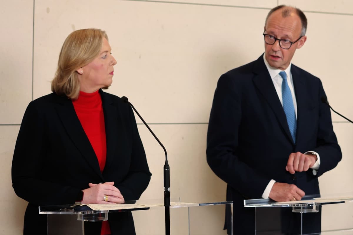 Bundeskanzler Friedrich Merz und Bundesarbeitministerin Bärbel Bas an Rednerpult