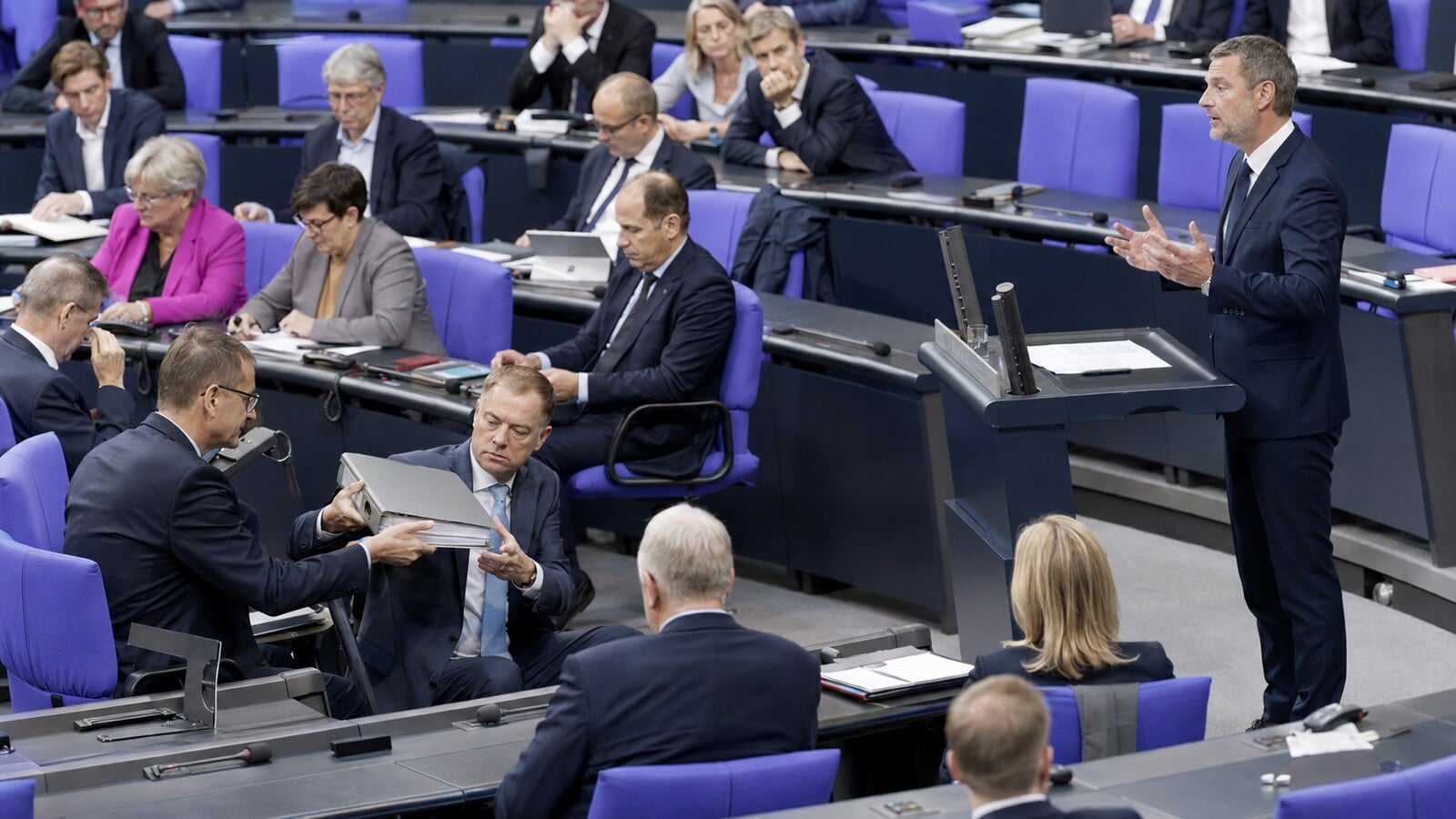 Abgeordnete beraten während einer Haushaltssitzung im Bundestag.