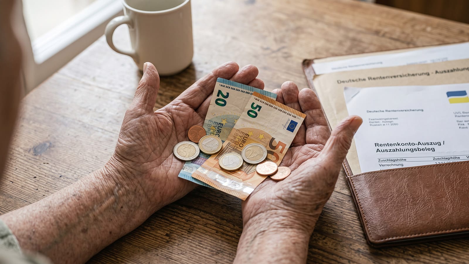 Rentnerin mit Rentenbescheid und 97 Euro in der Hand