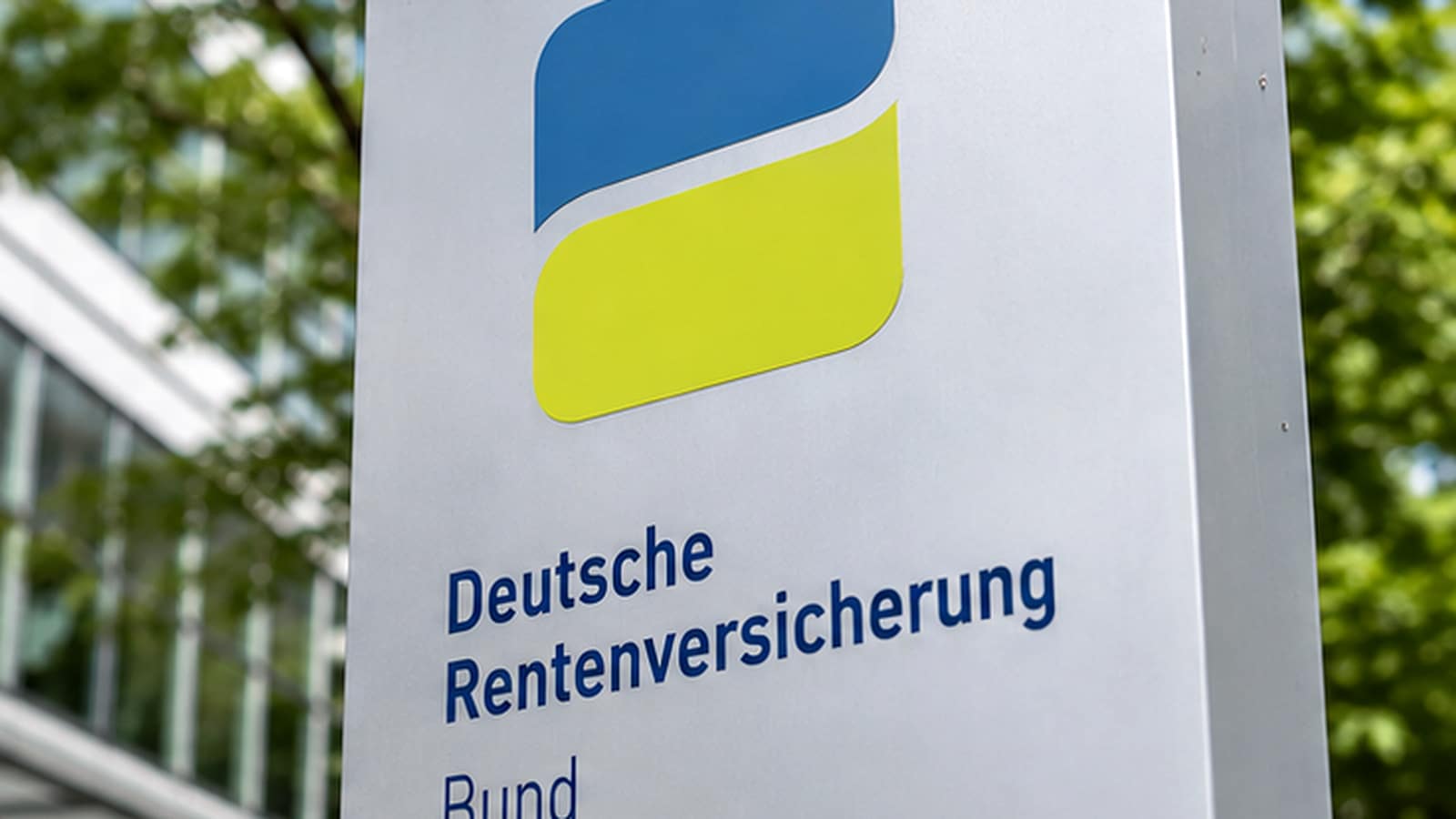 Gebäudeschild der Deutschen Rentenversicherung vor einem Verwaltungsgebäude – seit Juli 2026 gelten neue Anrechnungszeiten beim Grundsicherungsgeld.
