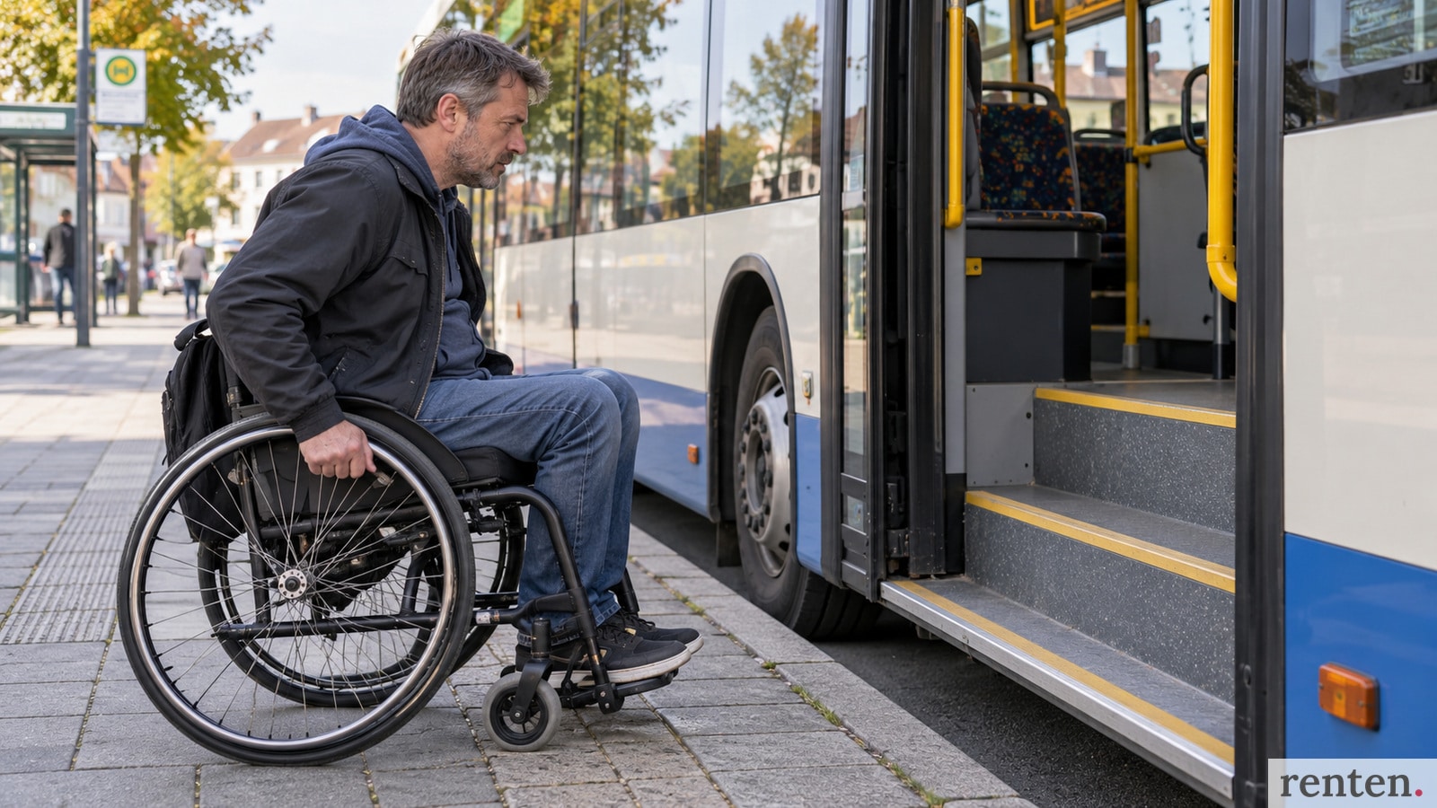 Rollstuhlfahrer vor den hohen Einstiegstufen eines Linienbusses an einer Haltestelle.