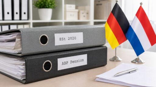 Zwei schlichte Aktenordner überlappen auf einem hellen Schreibtisch. Bildunterschrift: Bei einer niederländischen ABP-Pension stritten Finanzamt und Empfänger darüber, welcher Anteil den deutschen Steuersatz erhöht.