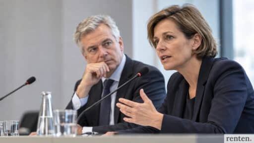 Frau spricht bei einer Podiumsdiskussion ins Mikrofon, ein Mann hört aufmerksam zu.
