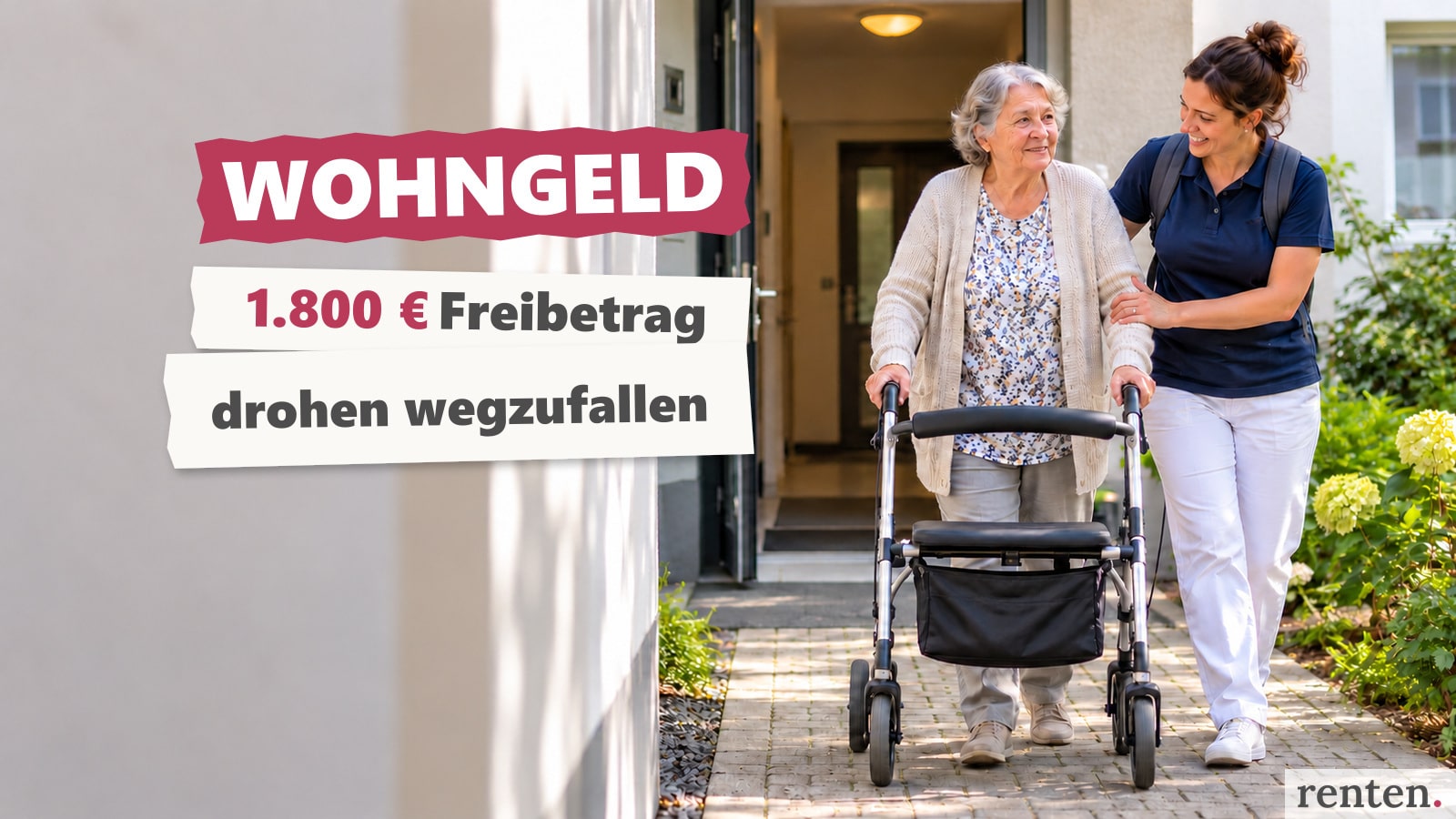 Pflegebedürftige Frau mit Rollator wird vor einem Mehrfamilienhaus von einer Pflegekraft begleitet.