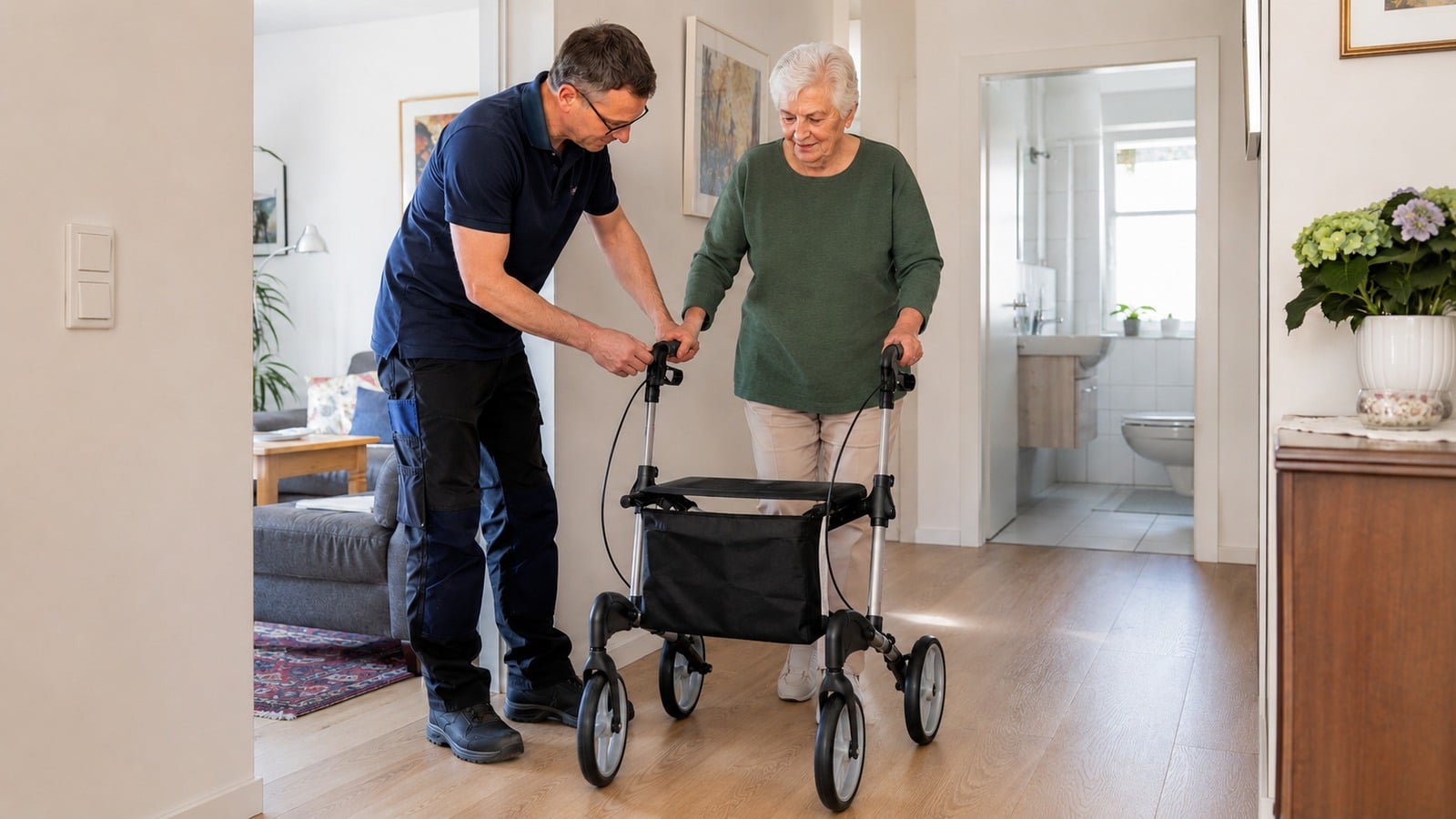 Ältere Frau testet in ihrer Wohnung einen neu eingestellten Rollator