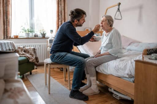 Sohn agiert als pflegender Angehöriger seiner Mutter im privaten Haushalt. Pflegende Angehörige können Rentenansprüche erwerben.