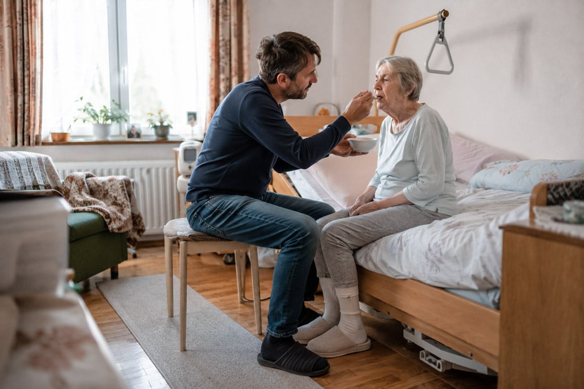 Sohn agiert als pflegender Angehöriger seiner Mutter im privaten Haushalt. Pflegende Angehörige können Rentenansprüche erwerben.