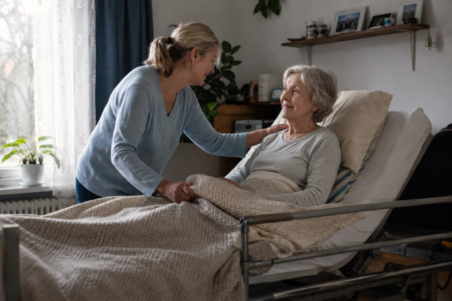 Tochter kümmert sich zu Hause um ihre pflegebedürftige Mutter