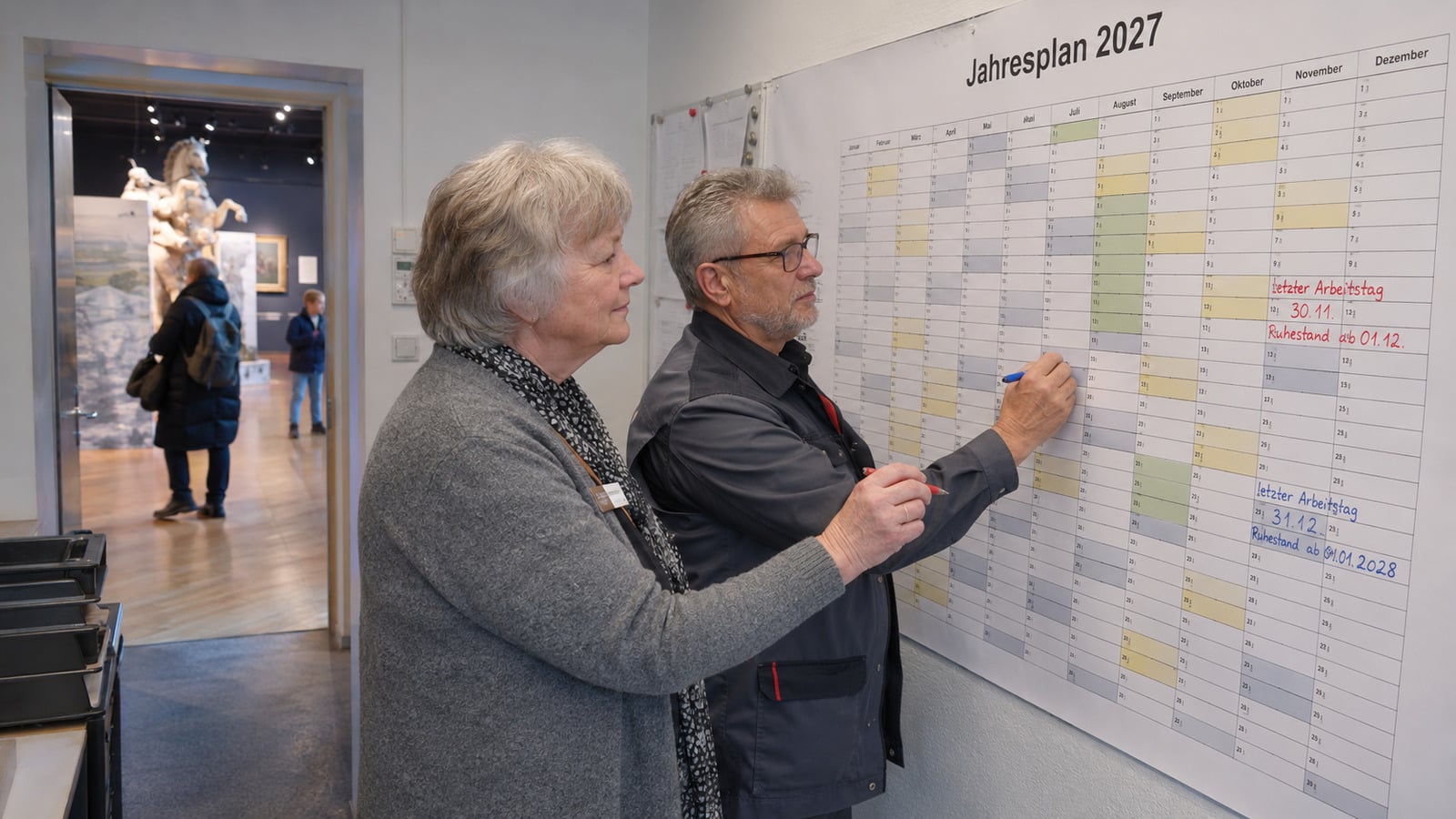 Zwei ältere Museumsmitarbeiter markieren ihre unterschiedlichen Rentenbeginne im Jahresplan 2027