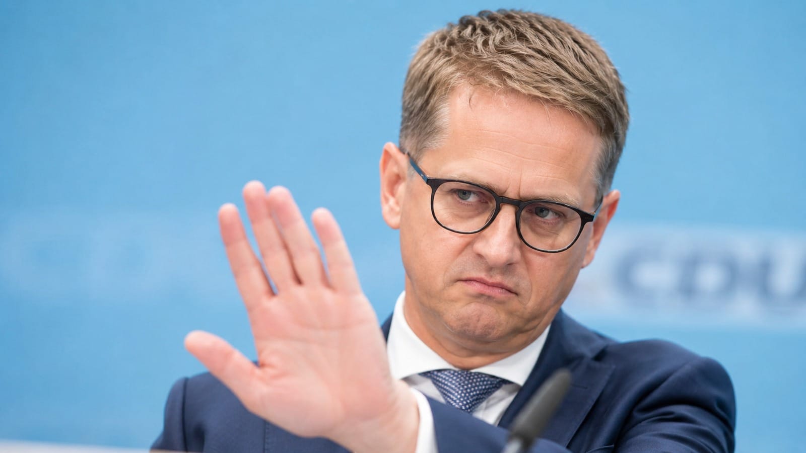 Gesundheitsminister Carsten Linnemann (CDU)gestikuliert bei einem Pressetermin ablehnend