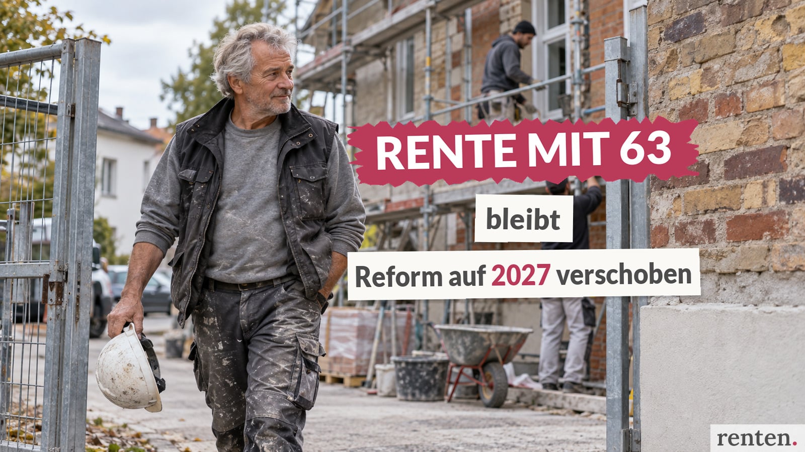 Älterer Handwerker verlässt zufrieden eine Baustelle, während jüngere Kollegen weiterarbeiten