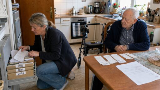 Angehörige sucht Rechnungen zur Verhinderungspflege aus